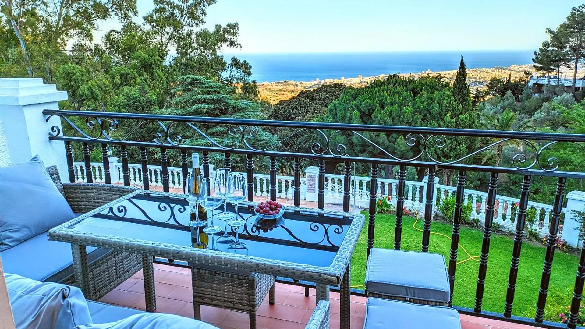 Seaviews & Pool In Center Of Mijas Pueblo contacts